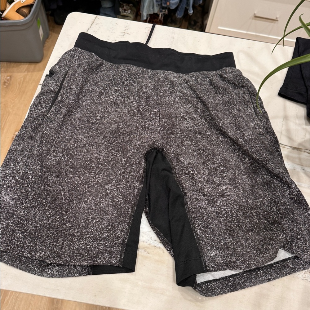 Men’s medium Lululemon gym shorts lined